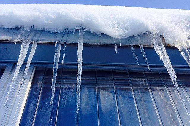 Получить компенсацию при падении снега с крыши в Промышленной